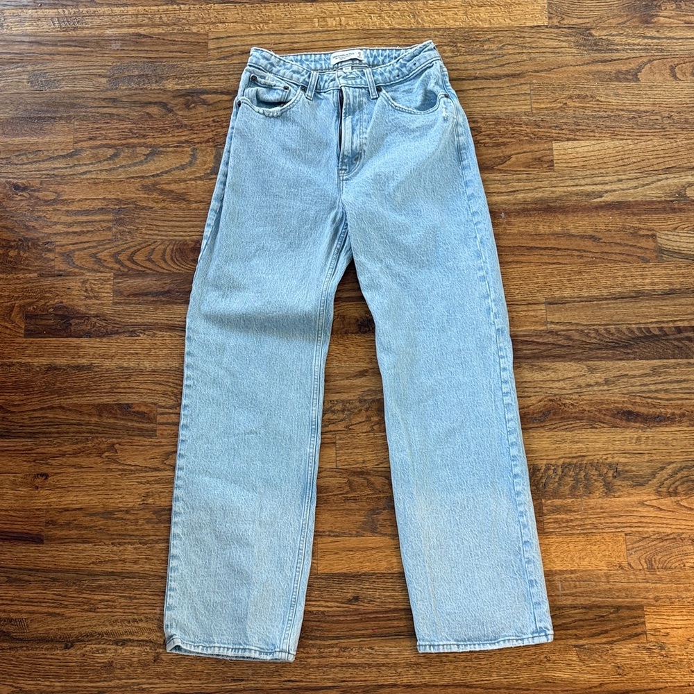 Abercrombie & Fitch Women’s Light Blue Relaxed Jeans